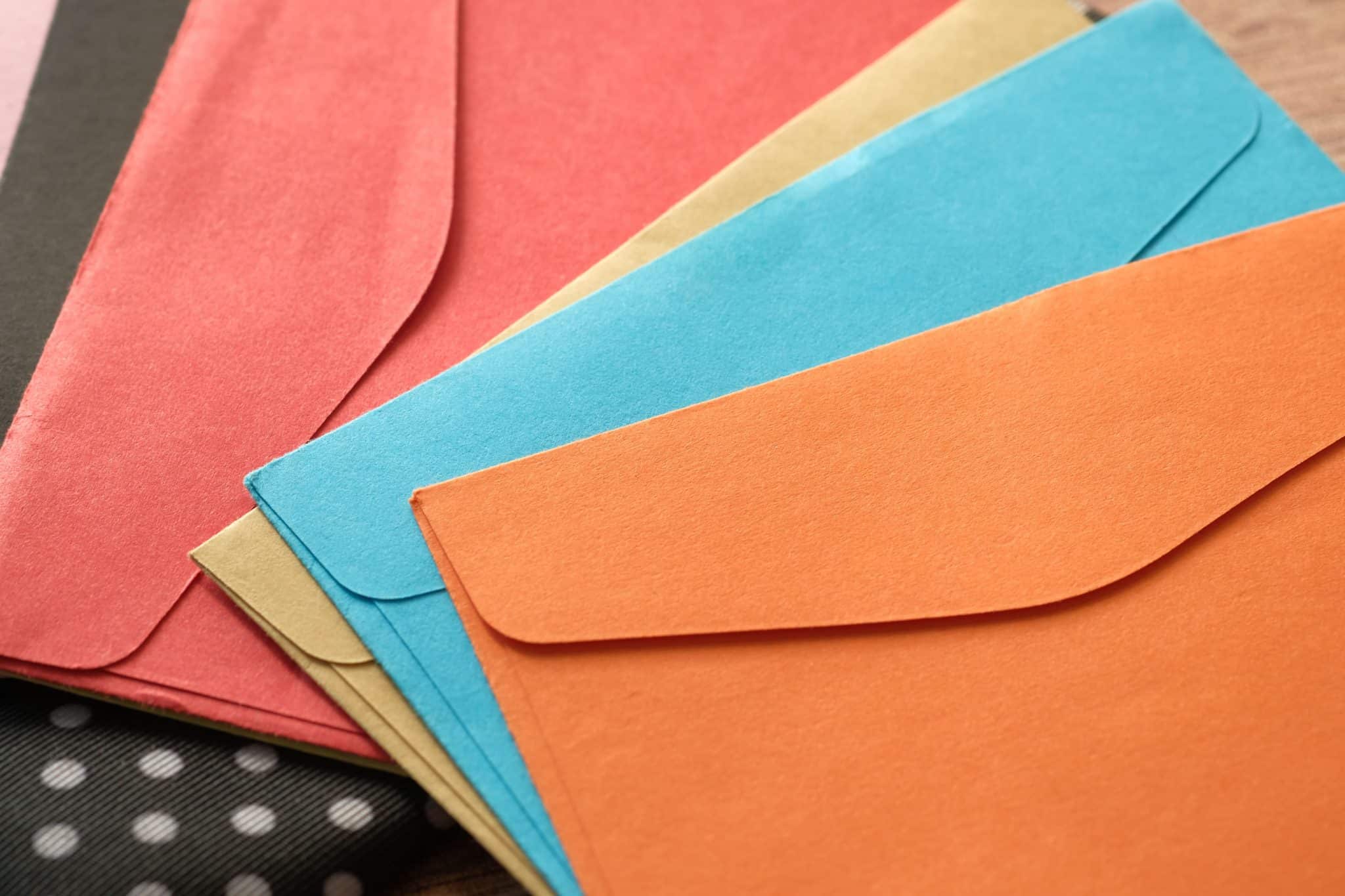 Enveloppes colorées pour envoi par routeur courrier