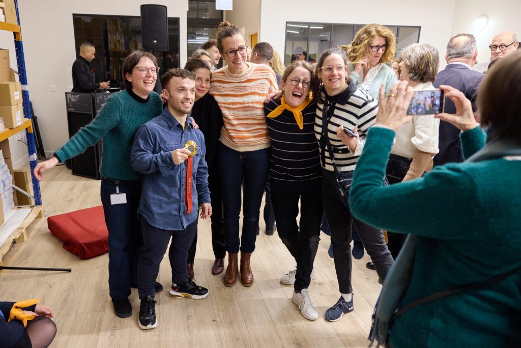 L'équipe de Handirect à Bois-Colombes avec Charles Noakes pour illustrer notre article RSE à La Défense